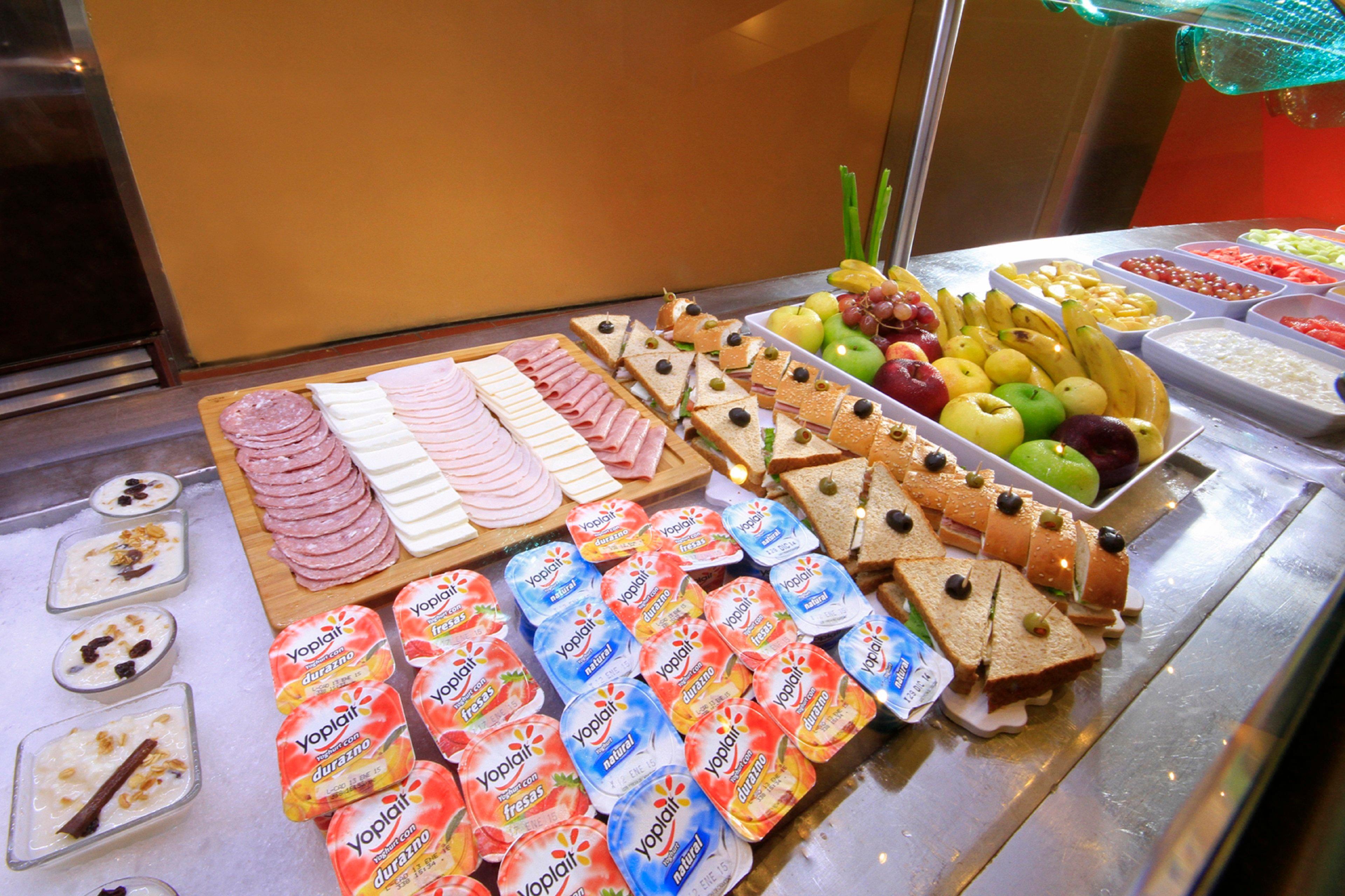 Holiday Inn Monterrey-Parque Fundidora By Ihg Kültér fotó Fruit and cold cuts at a buffet