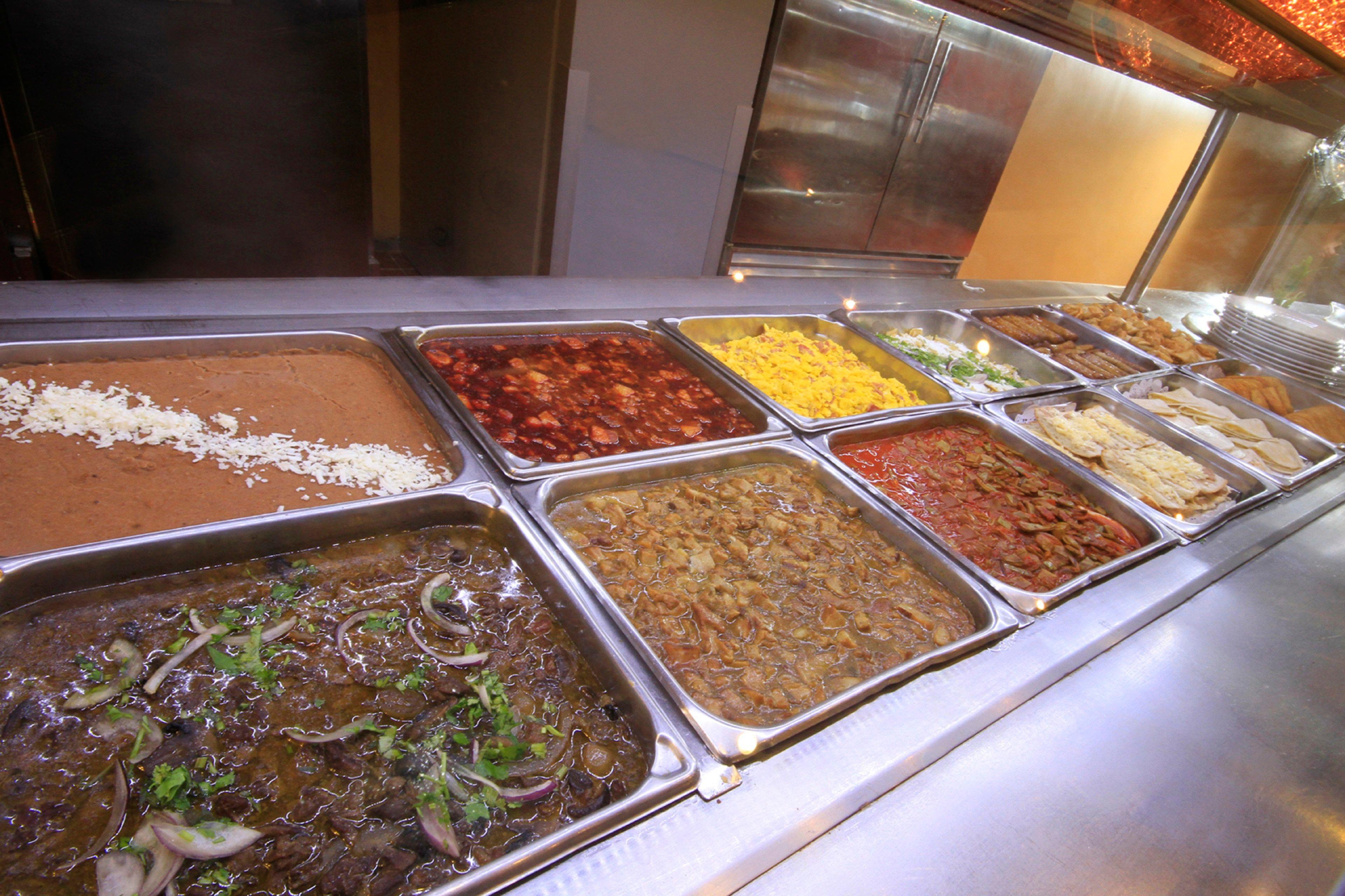 Holiday Inn Monterrey-Parque Fundidora By Ihg Kültér fotó A selection of Mexican food at a buffet