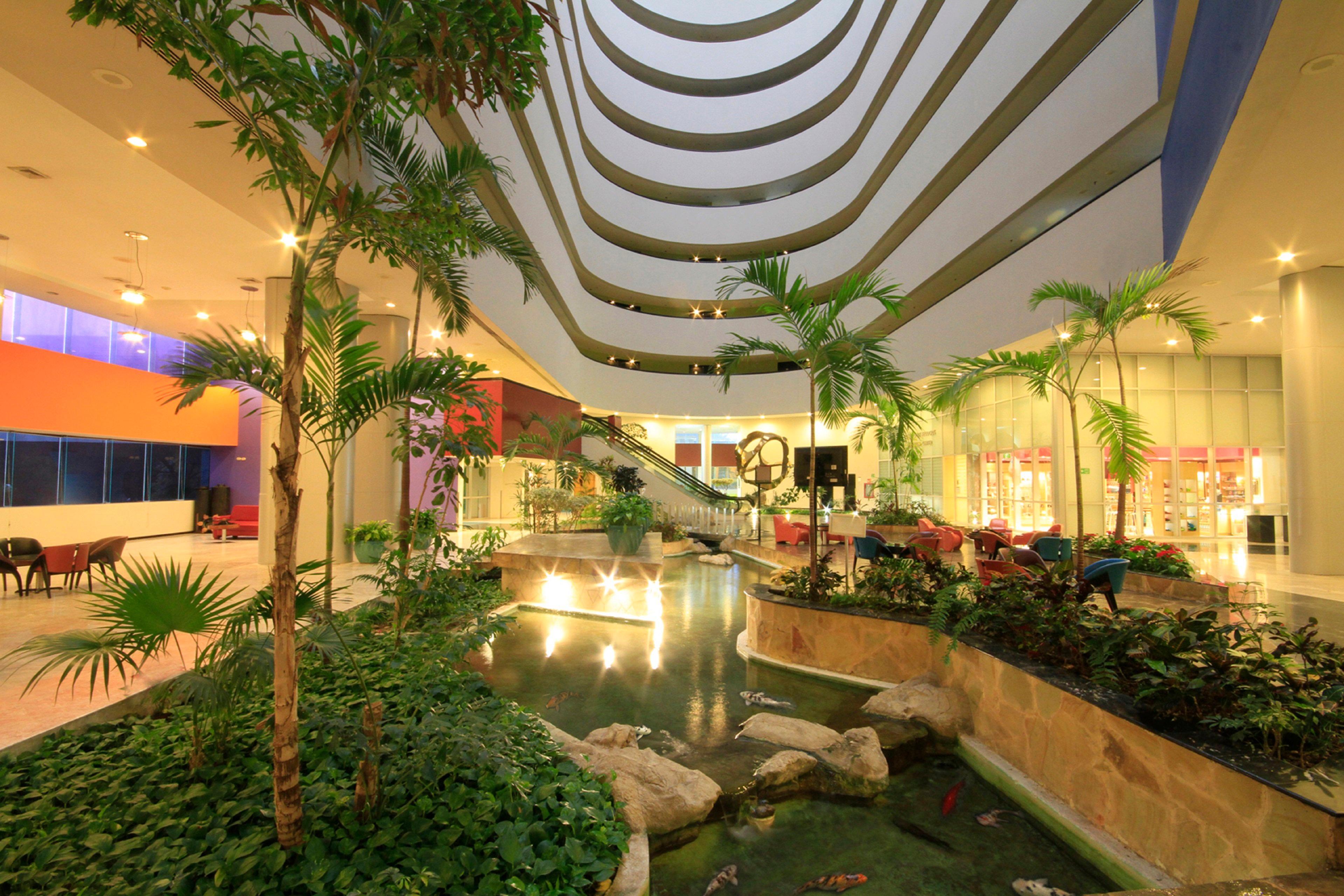 Holiday Inn Monterrey-Parque Fundidora By Ihg Kültér fotó The interior of the hotel