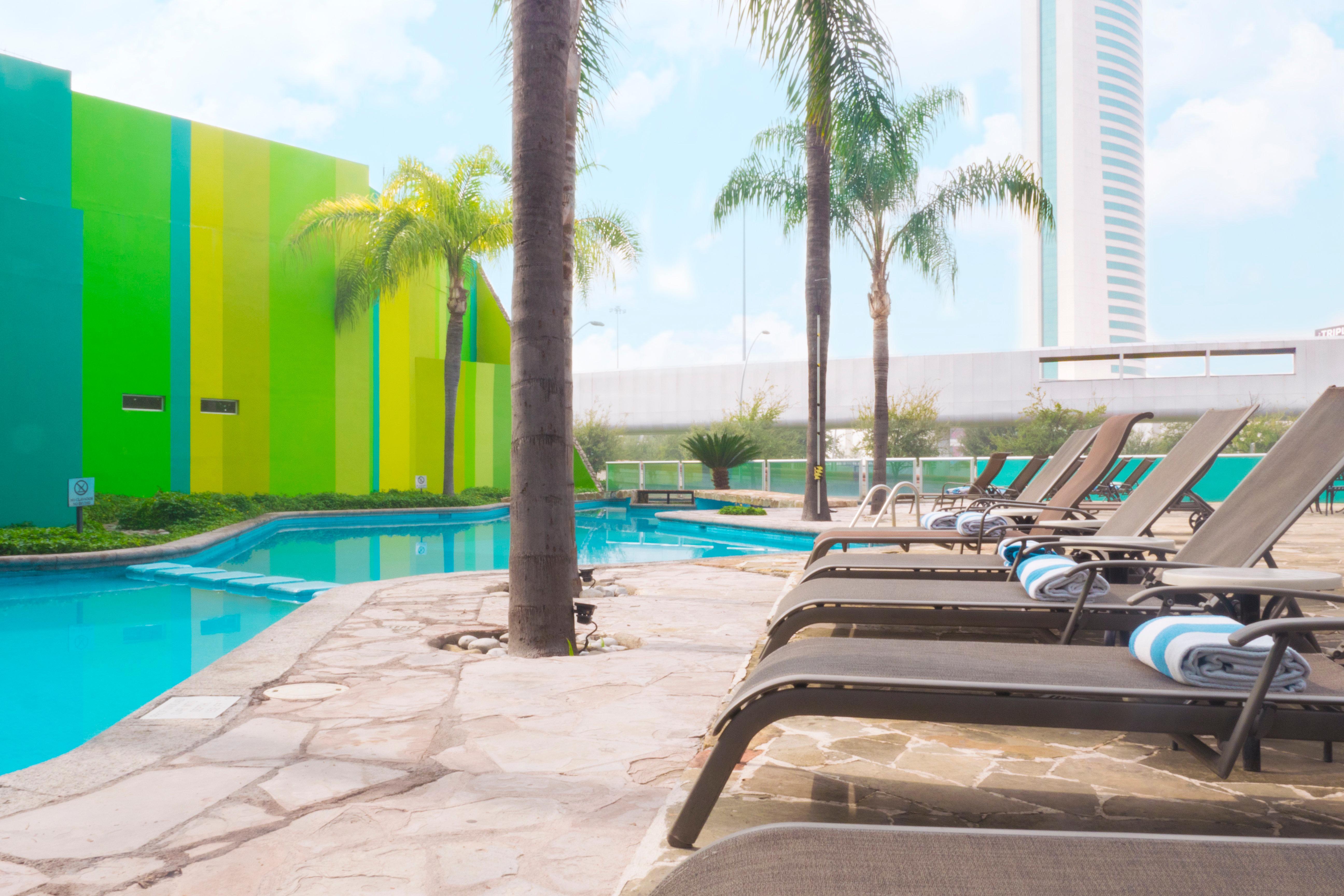 Holiday Inn Monterrey-Parque Fundidora By Ihg Kültér fotó The pool at the hotel