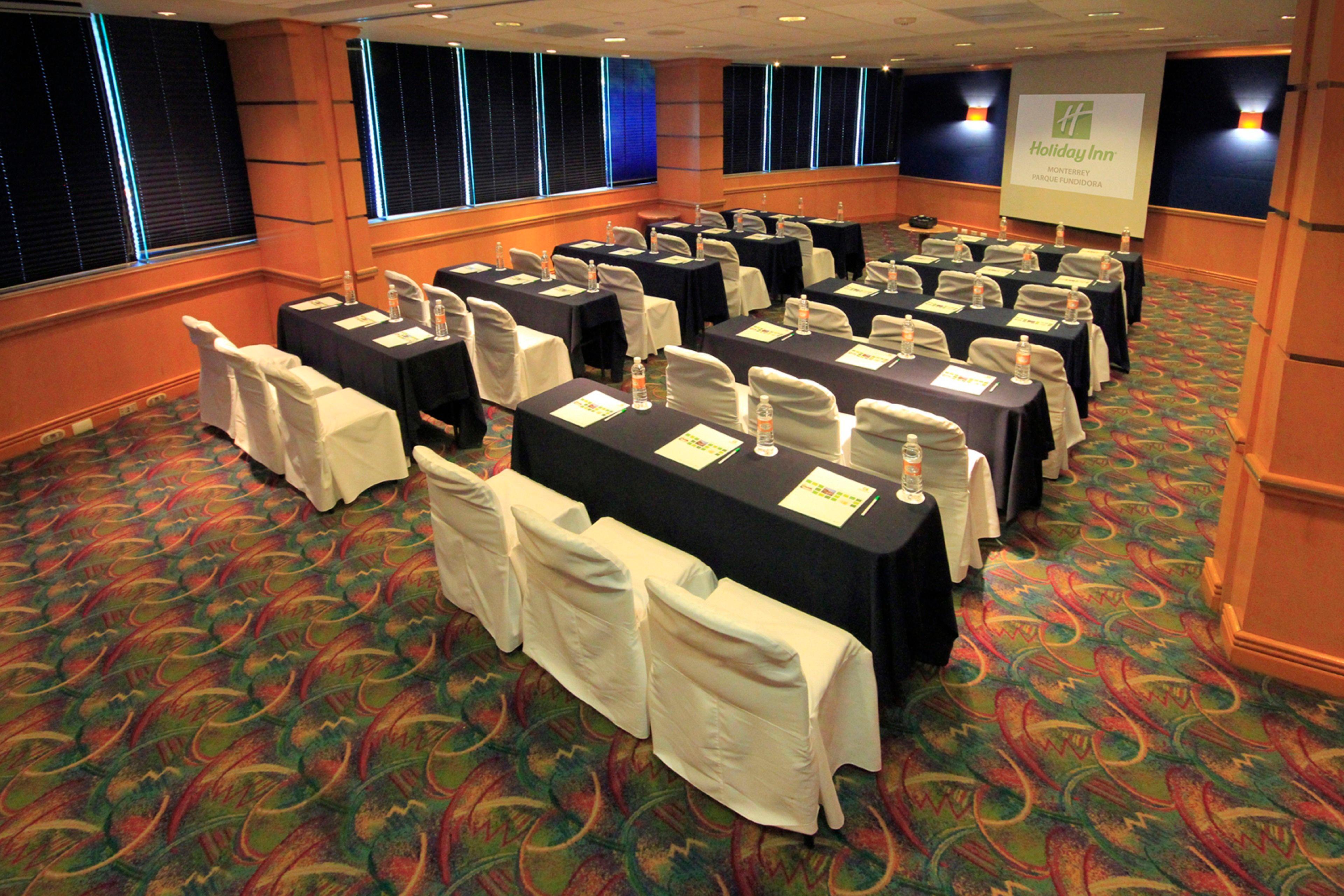 Holiday Inn Monterrey-Parque Fundidora By Ihg Kültér fotó A typical classroom layout