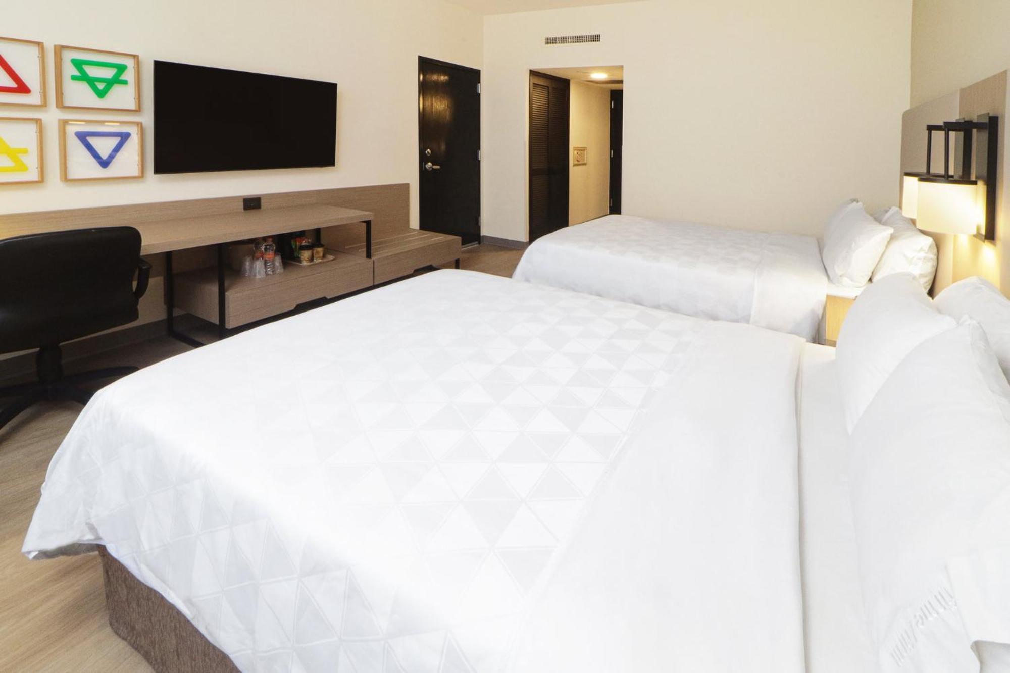 Holiday Inn Monterrey-Parque Fundidora By Ihg Kültér fotó A typical room at the Holiday Inn Express