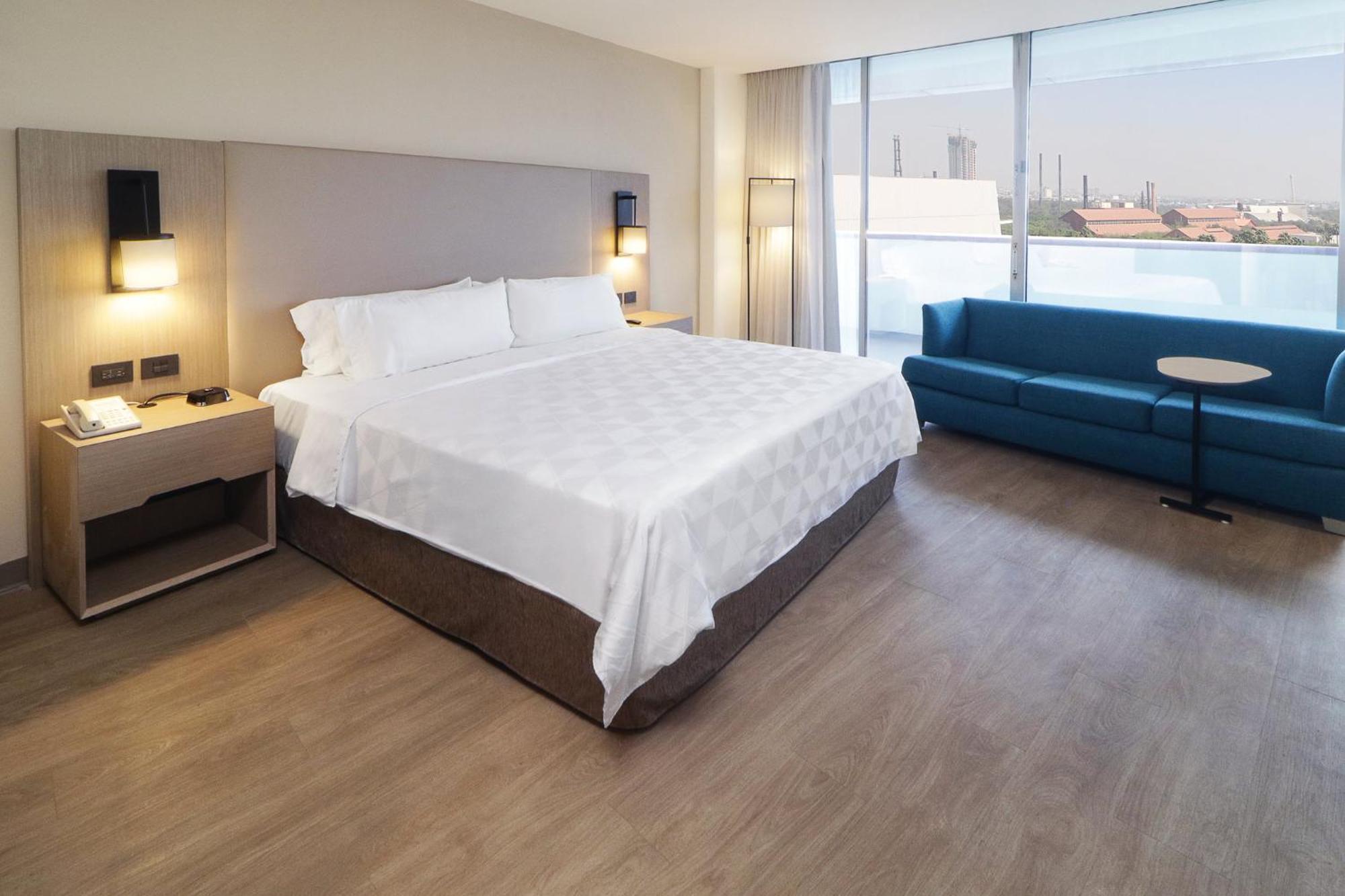 Holiday Inn Monterrey-Parque Fundidora By Ihg Kültér fotó A room at the Hilton London Heathrow